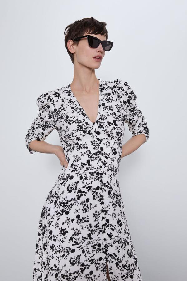 Nos gustan los estampados florales, pero nos gustan aún más los estampados florales discretos. Este en blanco y negro con escote de pico y manga acabada en frunces ha pasado de 39,95 euros a 19,99 euros. Y solo queda en la talla XS.