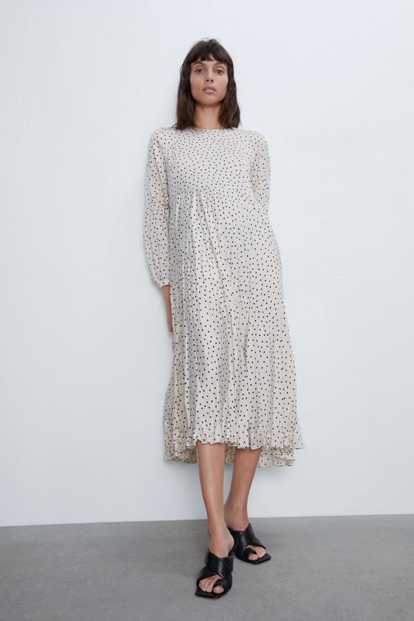 Si el verano pasado te quedaste con las ganas de un vestido blanco con lunares negros, esta es tu oportunidad, si usas la talla XL o XXL. Con cuello redondo y manga larga, costaba 39,95 euros y ahora 19,99 euros.