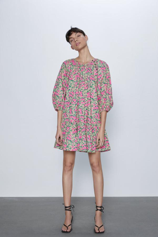 Con cuello redondo y manga abullonada por debajo del codo que acaba en elástico, esta es otra propuesta muy bonita para todos esos looks en los que apostemos por el color rosa. De 29,95 euros ha pasado a 15, 99 y está disponible en las tallas M, L y XL.