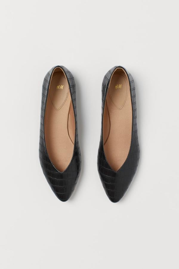 El negro siempre es una apuesta ganadora, sea como sea. Y un imprescindible de armario sobre todo cuando hablamos de bailarinas. De H&M, (14,99 euros).