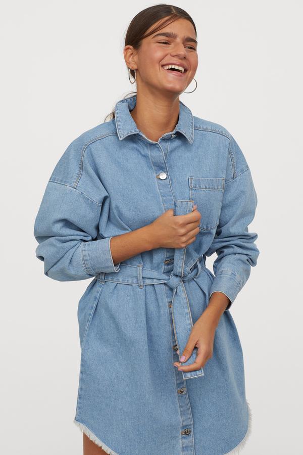 Mucho más desenfadado es este vestido de H&M, con el bajo desflecado, que puedes llevar como vestido e incluso como sobrecamisa para el entretiempo (29,99 euros).