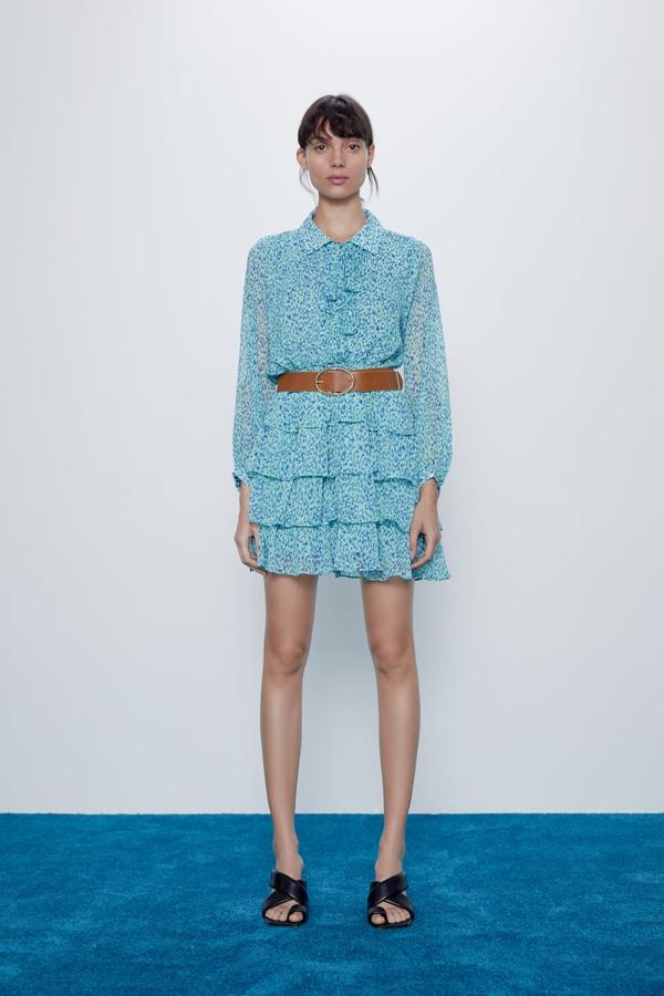En toda nuestra selección, tenemos que reconocer que hay pocos vestidos cortos. Pero con que haya uno, si estan bonito como este de Zara en tonos verdes y azules, con cinturón marrón de piel, nos conformamos (39,95 euros). Además de afinar la cintura, también disimula las caderas gracias a los volantes de su falda.