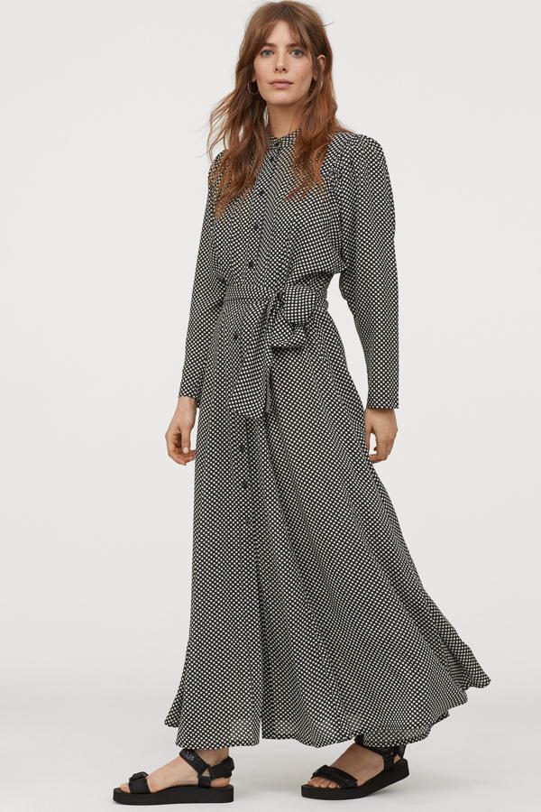 En H&M se están coronando como los expertos en  vestidos bonitos de lunares . Este es largo, en blanco y negro y con lazada en la cintura que puedes abrochar delante o en un lateral. Pertenece a la colección Conscious (39,99 euros).
