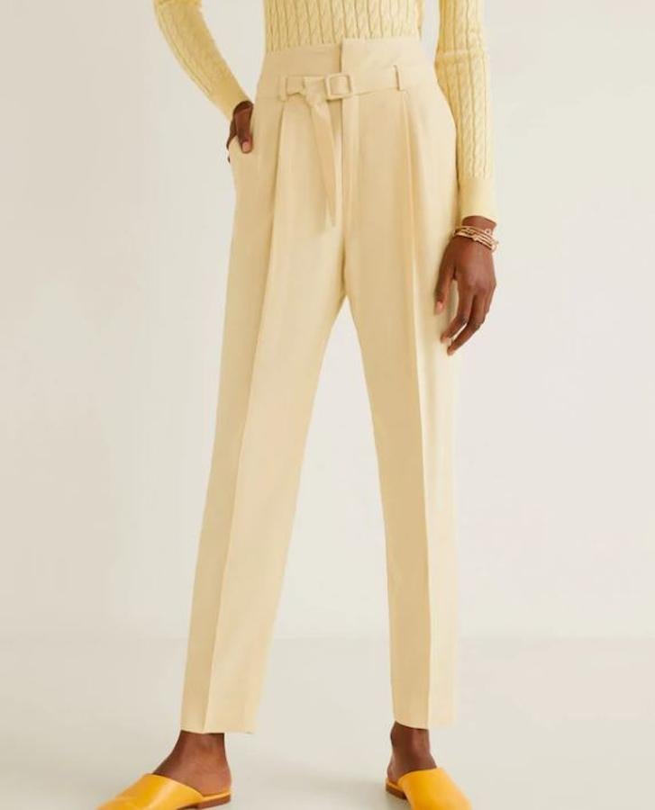 Pantalón de talle alto en amarillo bebé, de Mango Outlet, (15,99 euros).