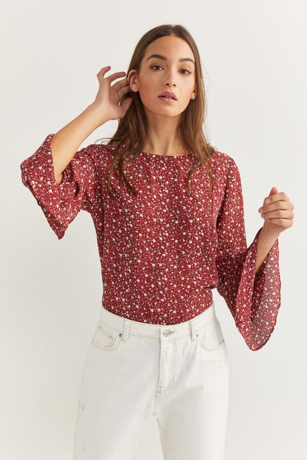 Blusa roja con florecitas, (25,99 euros).