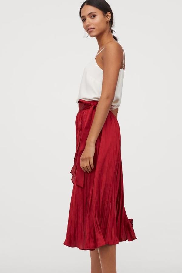Falda midi plisada en color rojo (39,99 euros).