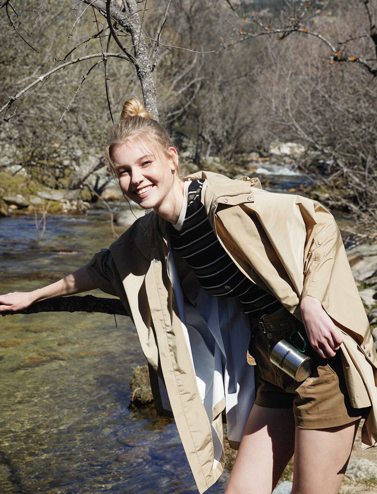 Chubasquero de Maje, jersey de Woolrich, pantalón corto de IKKS y taza metálica de Mountain Pro.