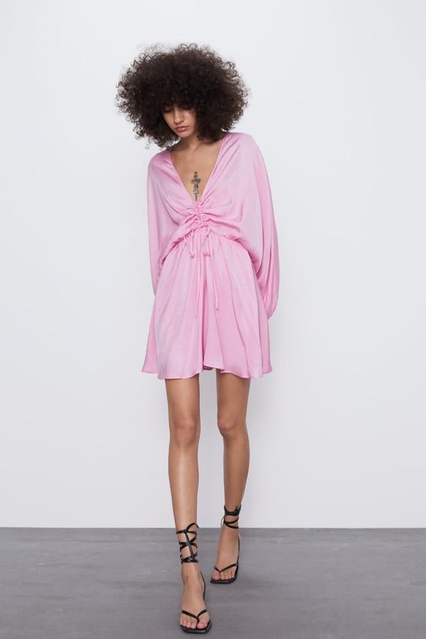 Mini vestido rosa con manga larga de Zara, (15,99 euros). ¡Solo le hará falta un salón, una diadema y listo para al aventura!