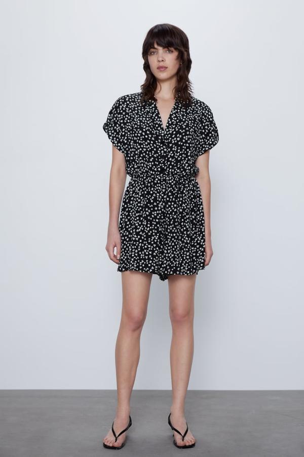 Mono corto de flores en blanco y negro, de 10 con una chaqueta vaquera. De Zara, (29,95 euros).