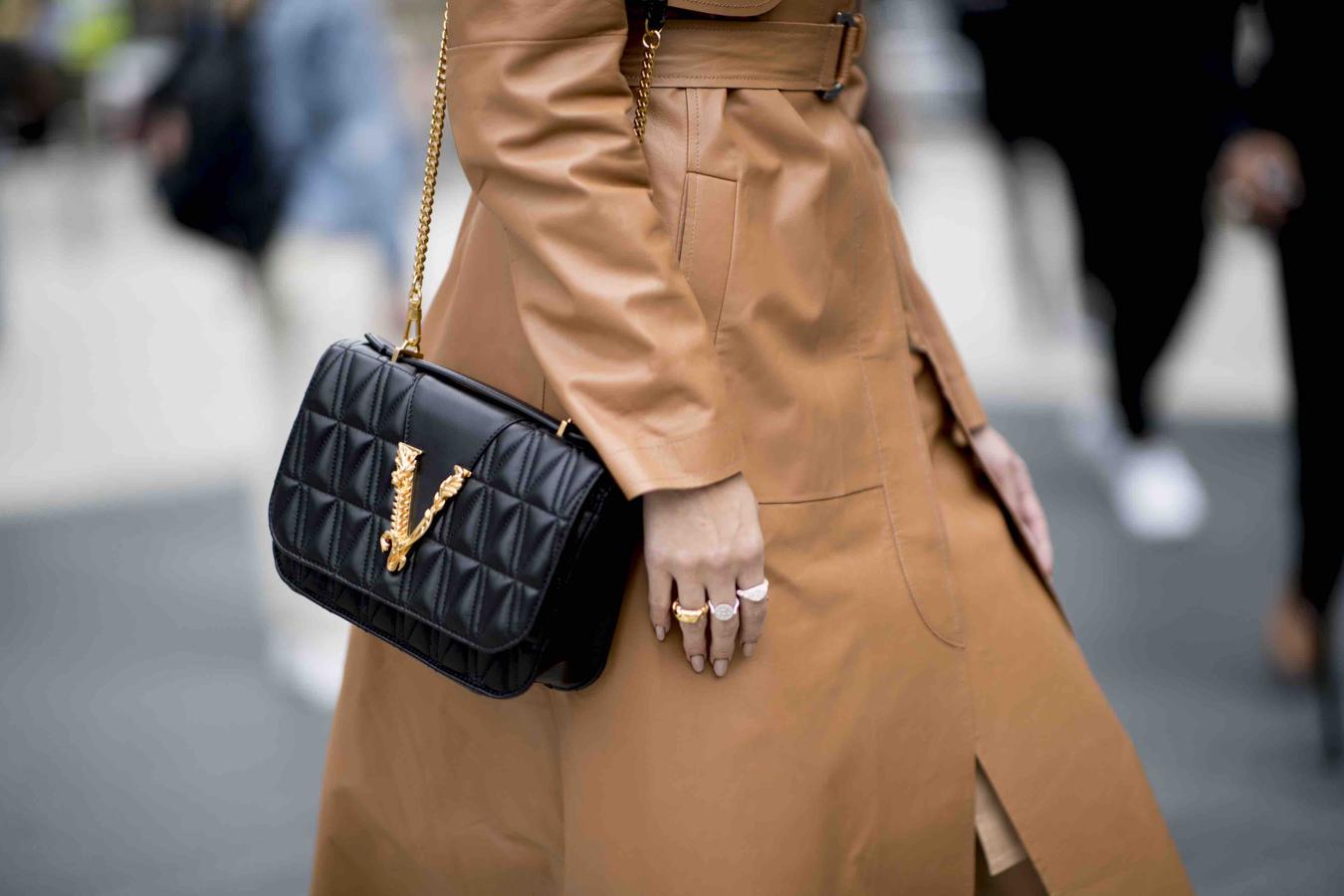 La mitología grecolatina siempre ha estado muy presente en la iconografía sobre la que Versace ha construido su estética. Desde las grecas hasta la cabeza de la medusa. La deidad romana que simboliza la fuerza, el valor y el carácter imprime a este bolso de hombro la huella y el estilo necesario para abrirse paso en la competitiva jungla del street style. El cuero negro acolchado con relieve en forma de uve y la misma inicial en tipografía barroca como broche que cierra la solapa ya han escrito un nuevo capítulo en la herencia de la casa.