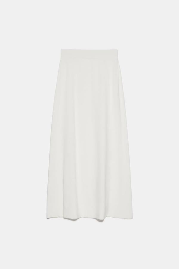 Las midi son un acierto para la temporada de primavera-verano, y esta falda de punto es una apuesta segura. De tiro alto y cintura elástica, cuesta 29,95 euros y está disponible en las tallas S y M.