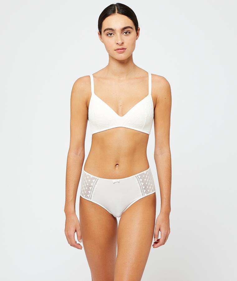 En color crudo, con foam y sin aros, este sujetador de Etam une comodidad y suavidad gracias a sus encajes gráficos.  Cuesta 26,99 euros  y está disponible entre las tallas 85B y 100D.