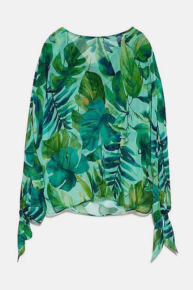 Blusa romántica con estampao tropical, de Zara.