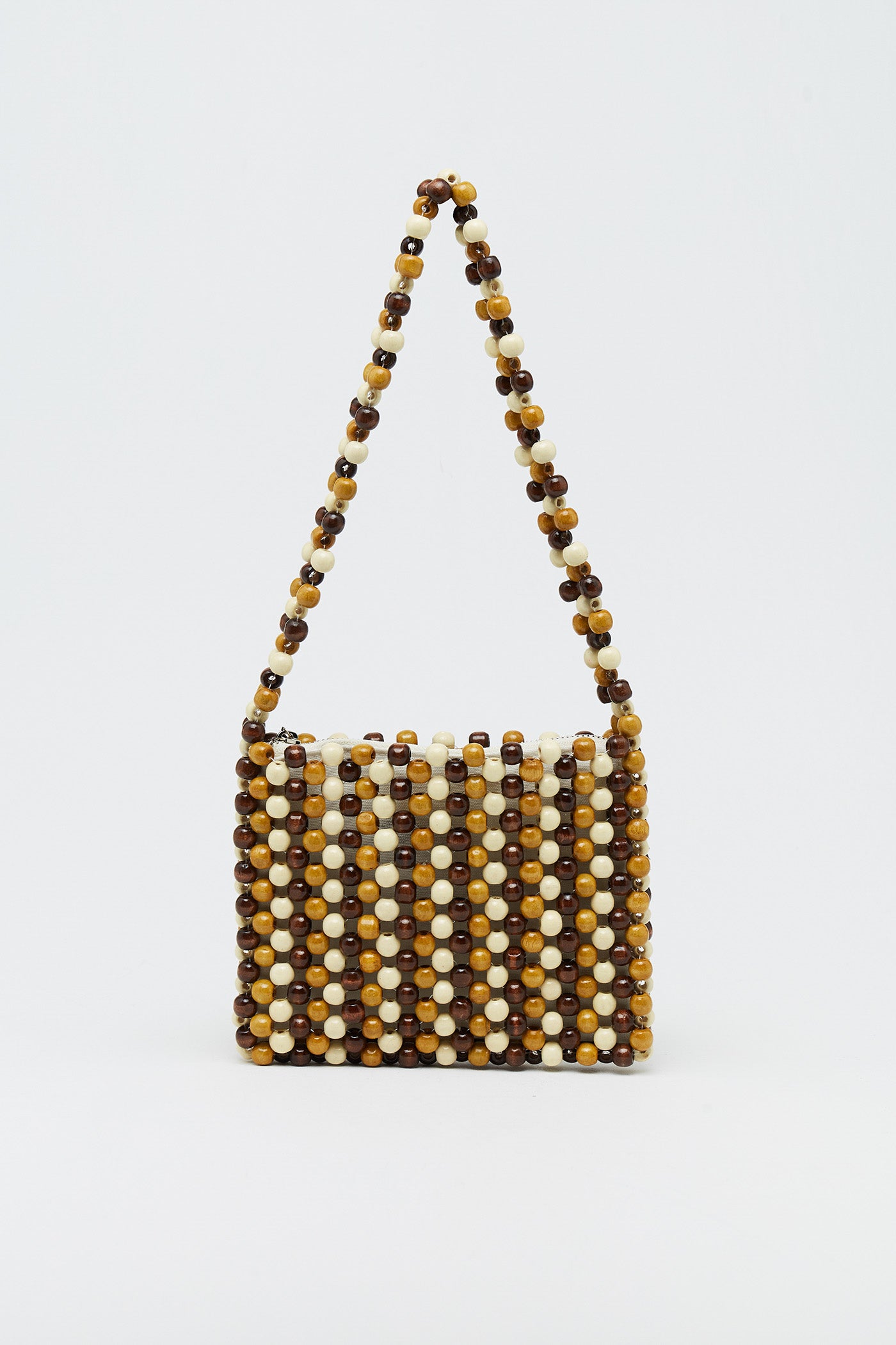 Los abalorios siguen triunfando entre los bolsos del low cost, y este en tonos marrones y beige de Sfera nos ha conquistado. (17,99 euros).