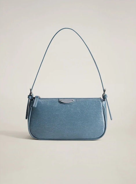 Cómodo, mini y super estilizador: el bolso baguette de Mango en azul cielo es todo un acierto. (19,99 euros).