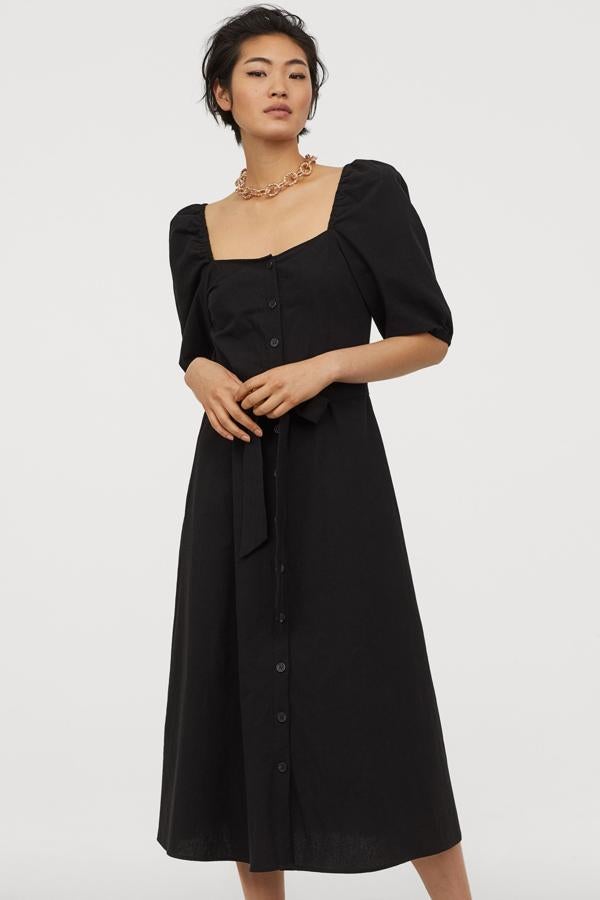 De escote cuadrado y botonadura delantera, este vestido negro midi de H&M lleva, además, un cinturón del mismo tejido (29,99 euros):