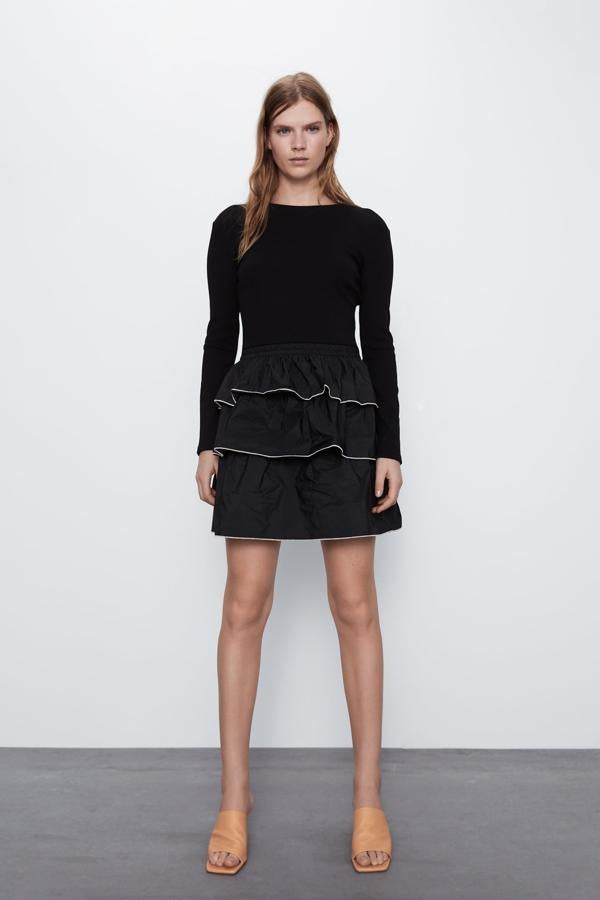 Vestido combinado, con falda de voalntes rematados en un filo blanco, de Zara (25,95 euros).