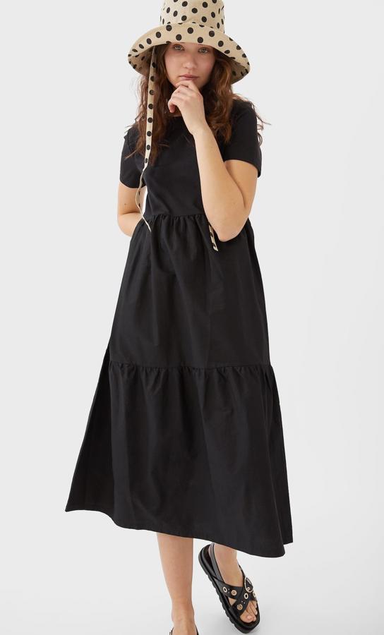 Vestido midi de popelín, de Stradivarius (17,99 euros).