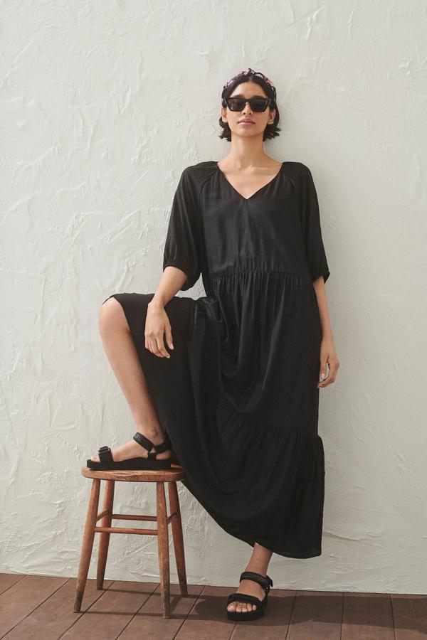 Vestido largo con volumen y escote en pico, de H&M (19,99 euros).