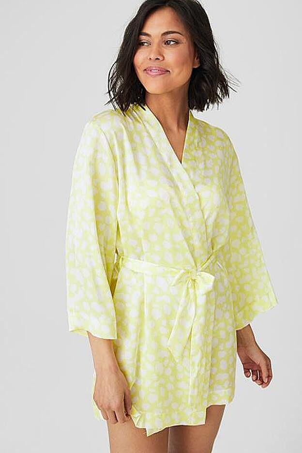 En amarillo, con lunares blancos.