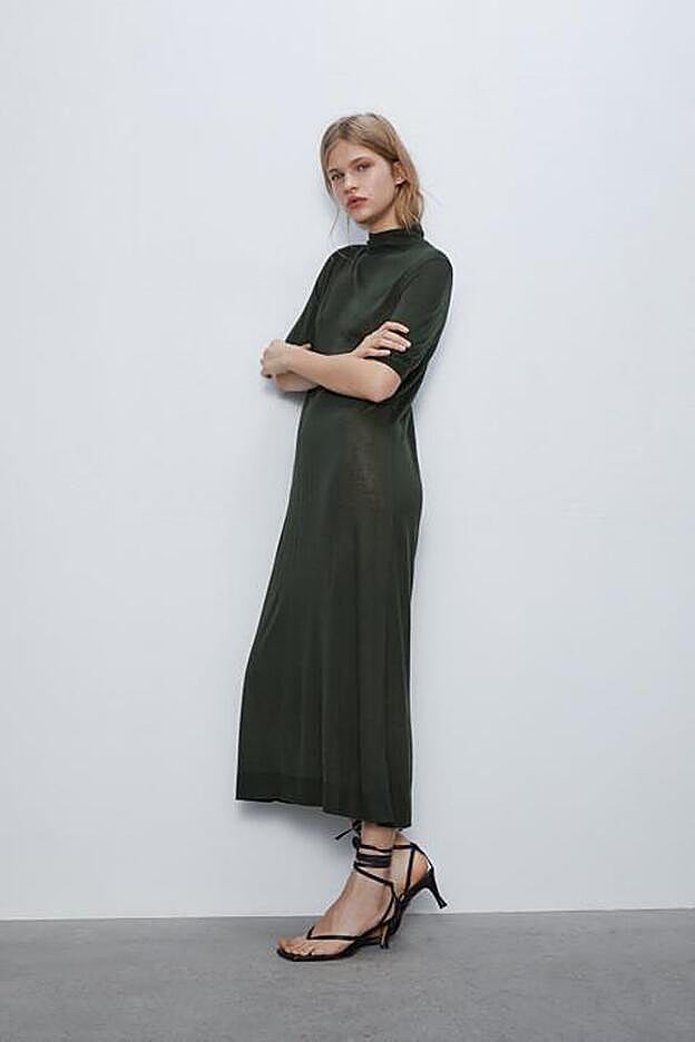 El vestido de punto, con unas bonitas sandalias de tiras, en el catálogo de Zara.