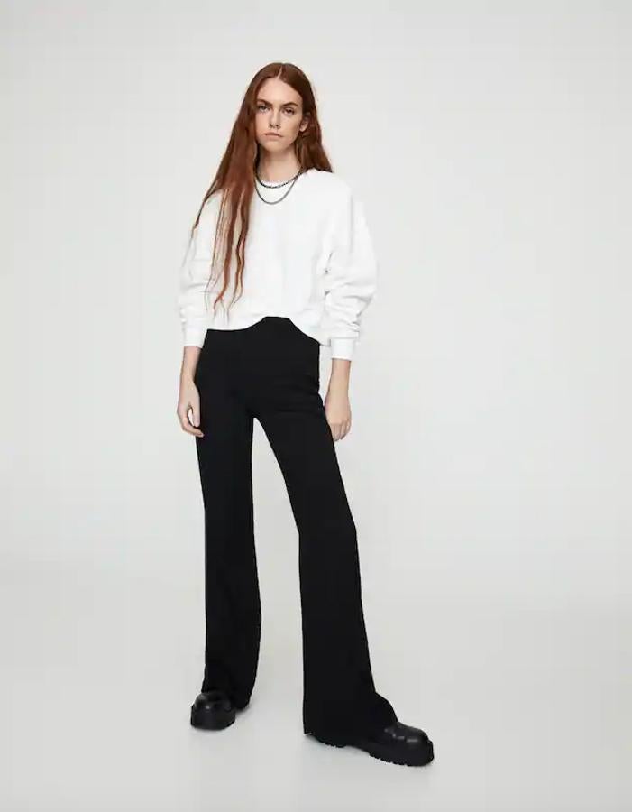 Con diseño acampanado y tejido ligeramente elástico, esta propuesta en color negro es de Bershka y tiene un precio de 17,99 euros. Está disponible entre las tallas XS y XL.