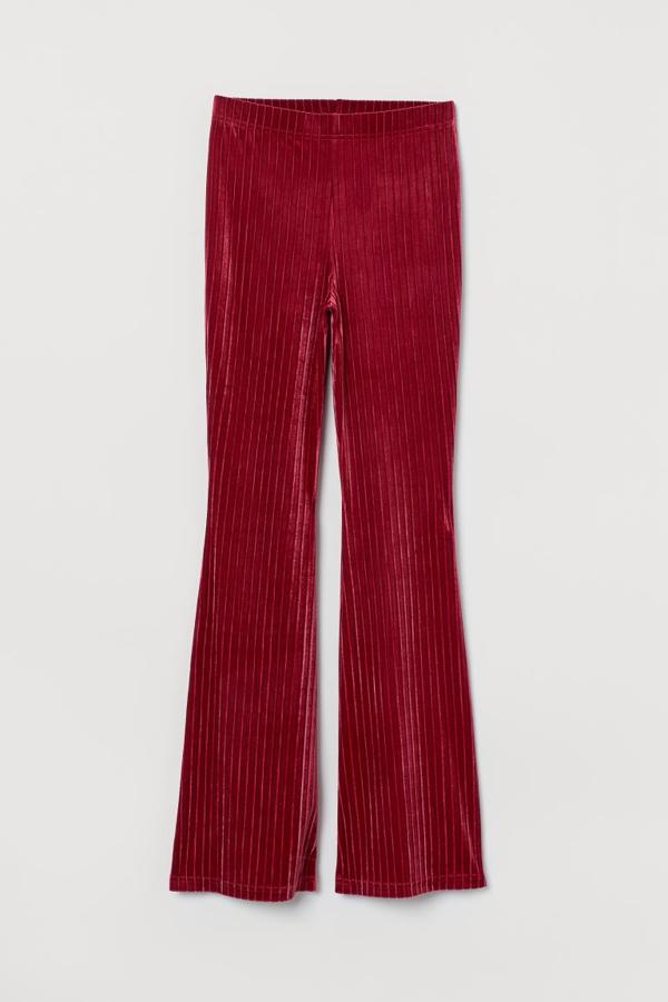 En velour de canalé, con talle alto, cintura elástica y perneras acampanadas, este pantalón de H&M está rebajado y ha pasado de 19,99 euros a 11,99 euros. Solo queda en la talla L.