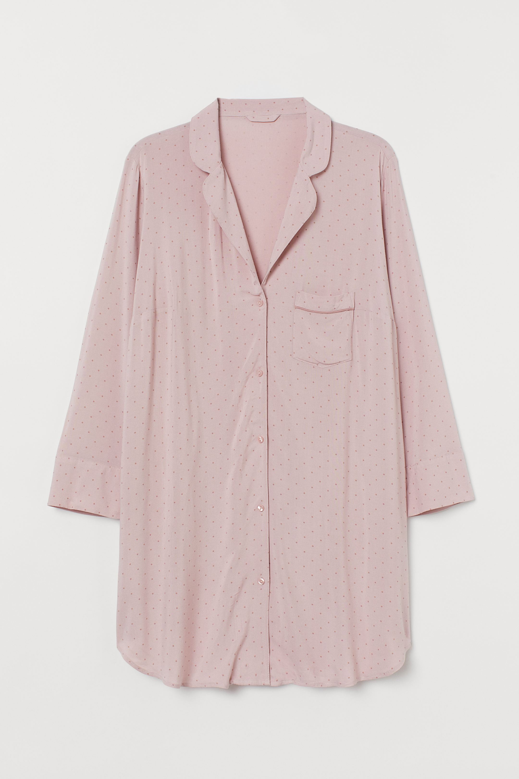 Camisa de pijama oversize en tono rosa empolvado con estampado de lunares. En H&M. (19,99 euros).