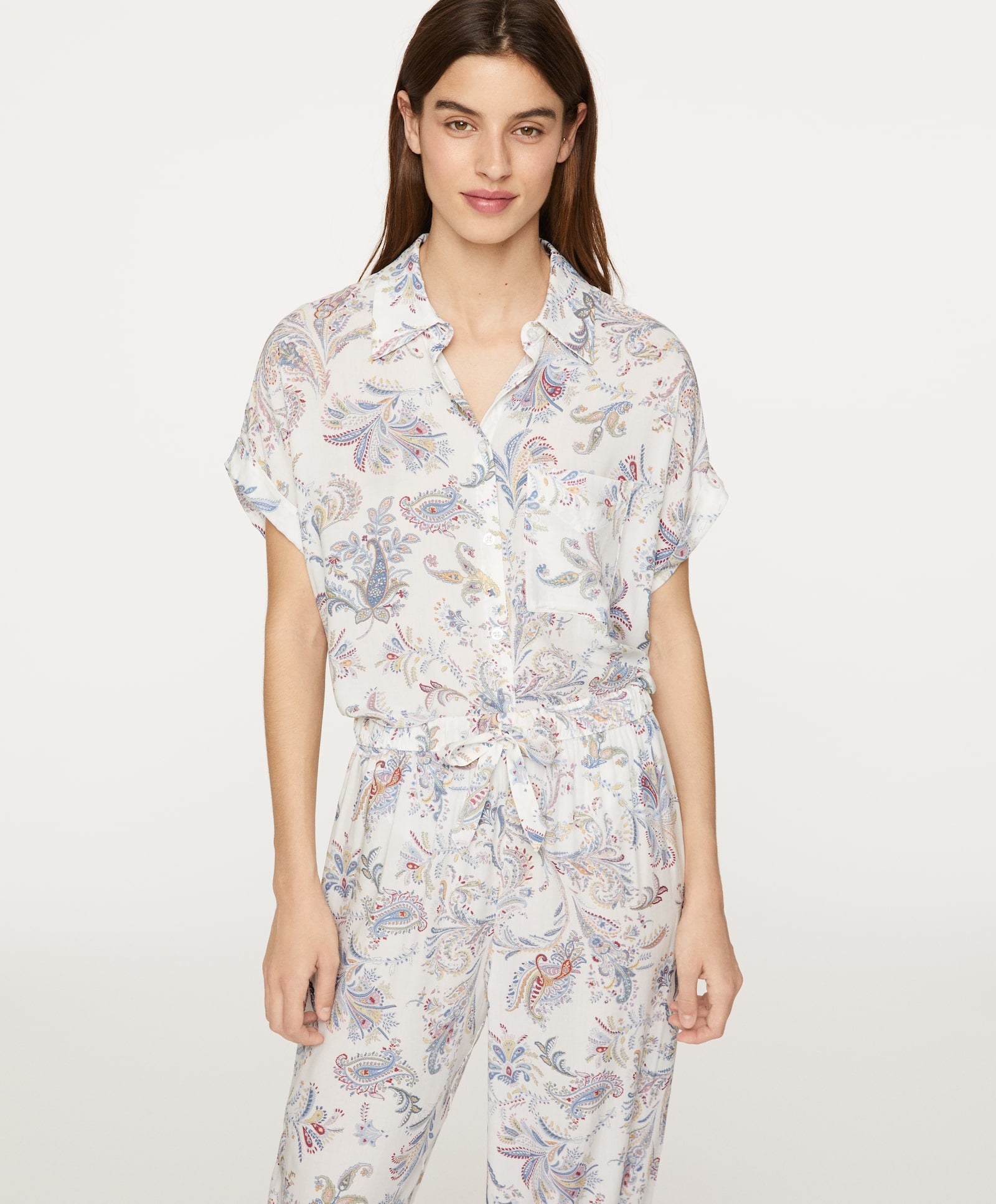 Camisa de pijama con estampado paisley para sacar tu lado más bohemio. De Oysho. (22,99 euros).