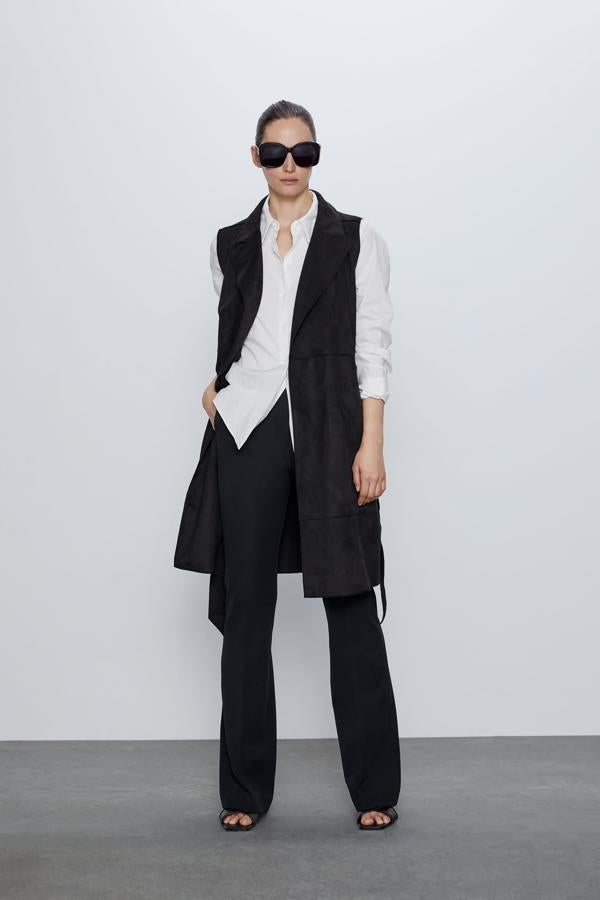 Este es otro chaleco de Zara de efecto piel, pero en eset caso como si fuera de ante. Lleva un cinturón para ajustarlo a la perfección (29,95 euros).