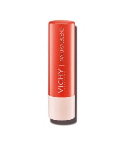 Ni los labios más secos se resistirán a la fórmula del labial  NaturalBlend de Vichy  a base de manteca de coco, cera de abeja y aceites esenciales. Su tono coral tan favorecedor ya nos hace soñar con el verano. (7,32 euros).