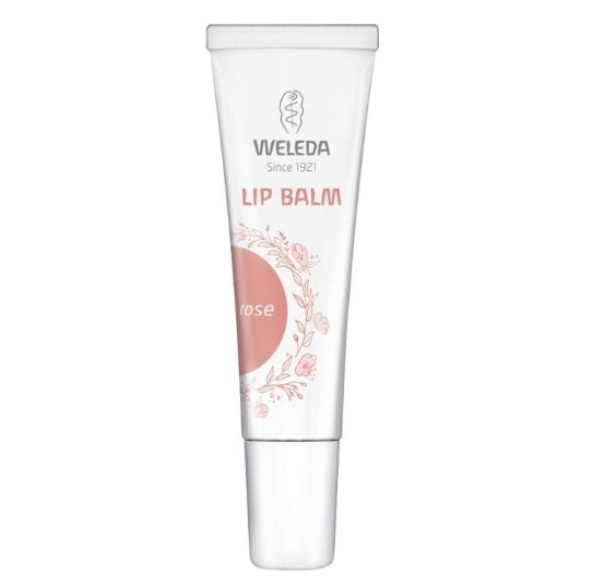 El  Weleda Lip Balm Rose  es capaz de resaltar el color natural de tus labios gracias a su tono rosa casi invisible y a su acabado brillante. ¿El secreto para una hidratación inmediata? El aceite de jojoba. (4,14 euros).