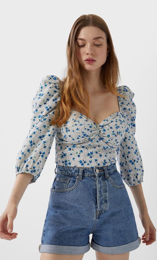 Stradivarius mbién ha sacado su versión del short denim mom fit con un modelo de talle alto con el bajo con vuelta (17,99 euros).
