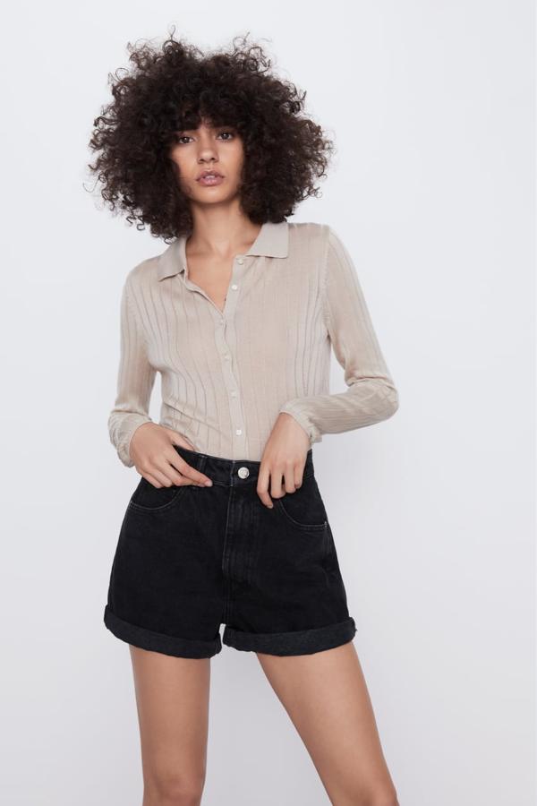 En Zara el modelo mom fit lo puedes encontrar en diferentes diseños y colores, hasta en negro (19,99 euros).