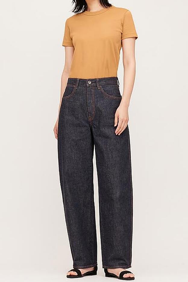 Los vaqueros de Uniqlo que lleva Paula Ordovás cuestan 39,90 y se están agotando en cuestión de días.