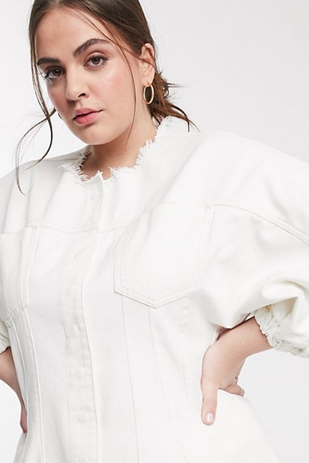 El factor clave del vestido es el entallado en la cintura, súper favorecedor.