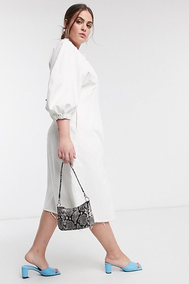 Este vestido de denim blanco de Asos Design queda fantástico con accesorios de color.