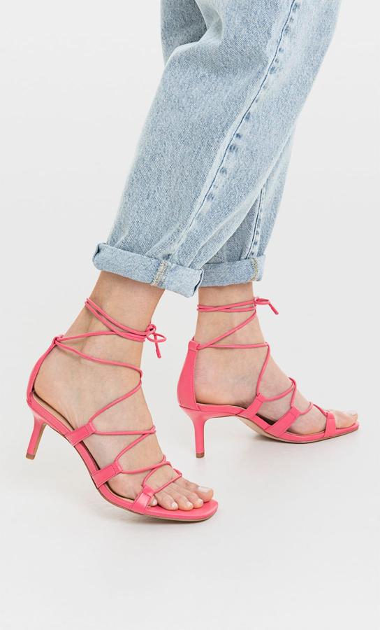Otra de las propuestas de Stradivarius son estas sandalias en color rosa con tiras finas que nacen en el empeine y acaban en el tobillo. Cuestan 29,99 euros y están disponibles entre los números 36 y 40.