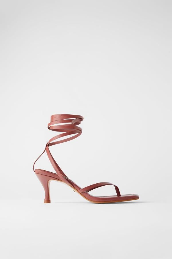 Estas bonitas sandalias en rosa oscuro son de Zara y pertenecen a la colección sostenible de Inditex, Join Life, al estar confeccionadas con piel curtida utilizando prácticas sostenibles. Con dos tiras sobre el empeine y tacón fino, cuestan 49,95 euros y están disponibles entre el 36 y el 40.