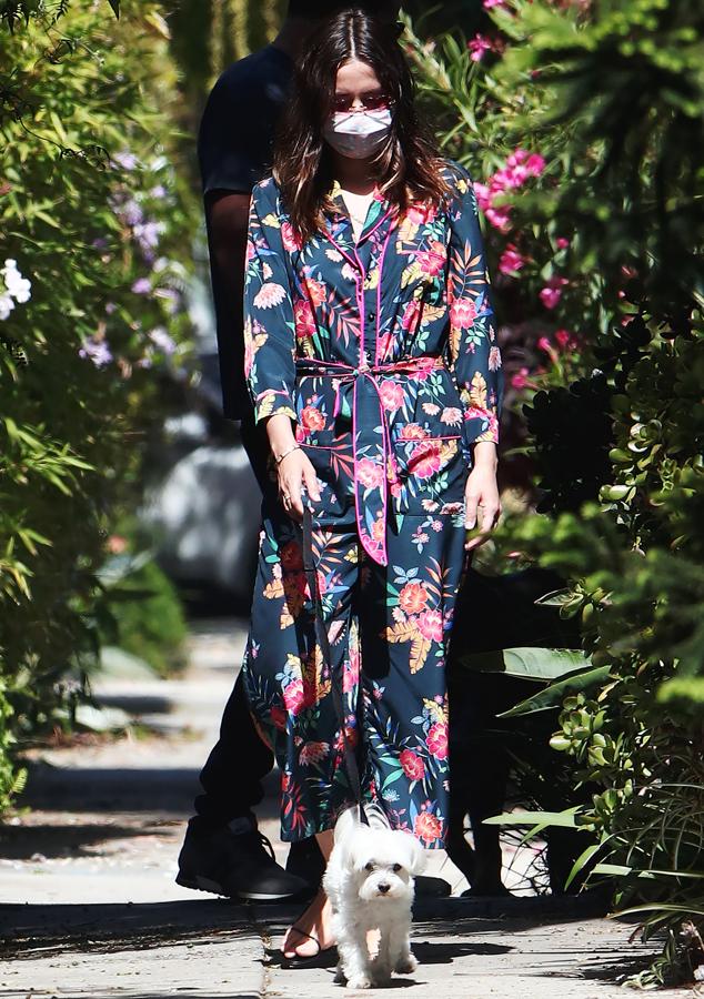 Los monos son una prenda habitual en el armrio de la actriz y este de estilo pijamero, con cinturón y estampado de flores le queda como un guante.