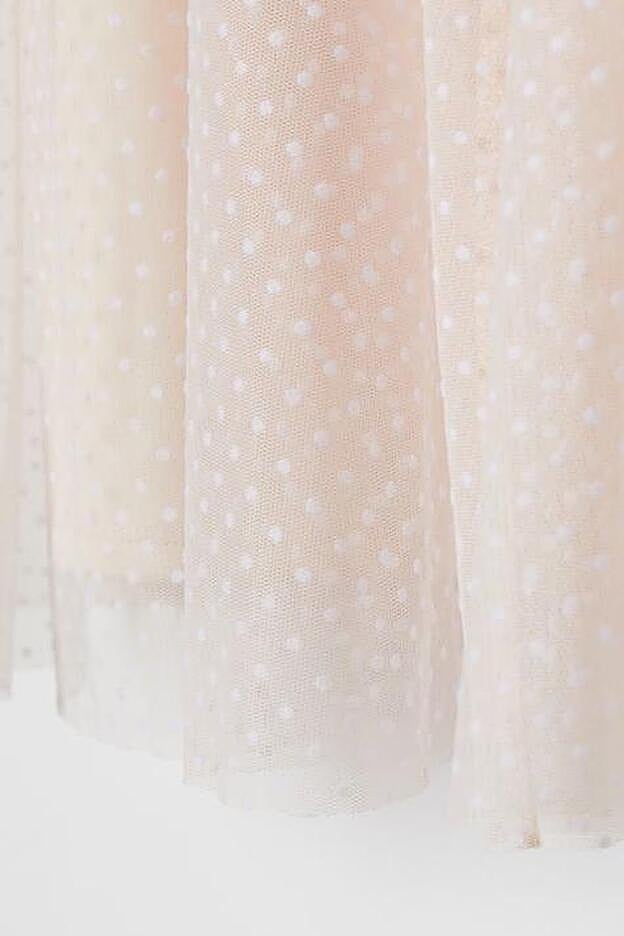 Detalle del tejido de tul con el estampado afelpado de lunares.