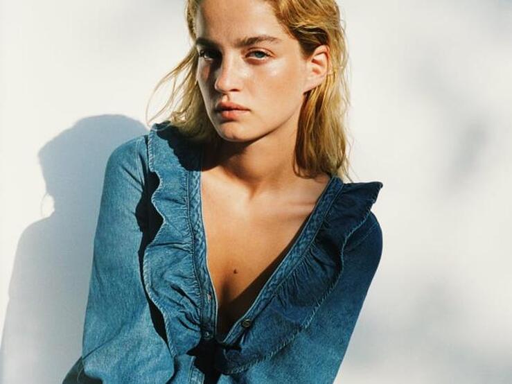 Fotos: De la tendencia patchwork de Zara a las bermudas de Uterqüe: 12 prendas vaqueras especiales y favorecedoras para toda la vida