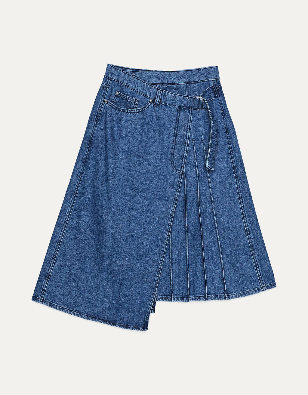 Falda midi, asimétrica y plisada en azul lavado. La prenda más original de cualquier armario. (29,99 euros).