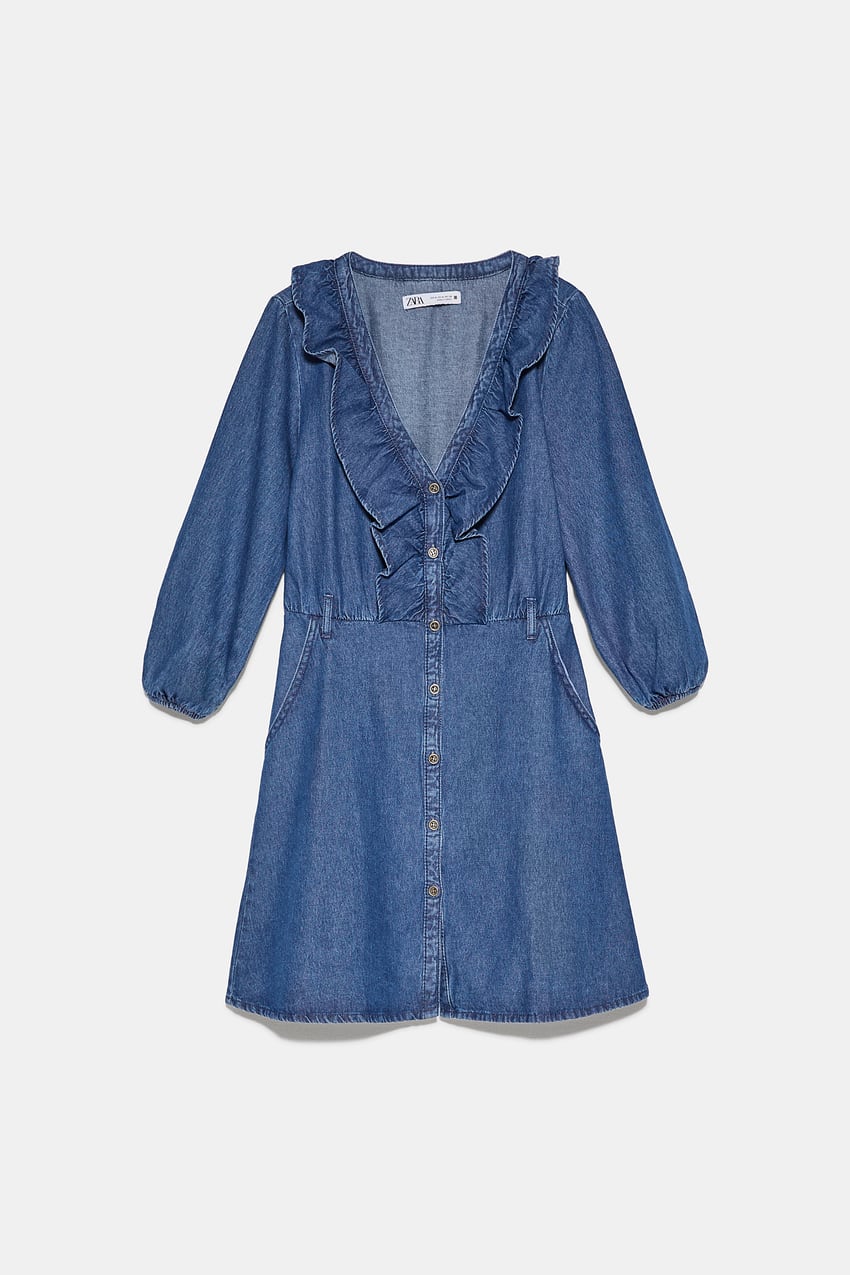 Vestido mini con escote a pico y volantes de la nueva colección de Zara. (29,95 euros).