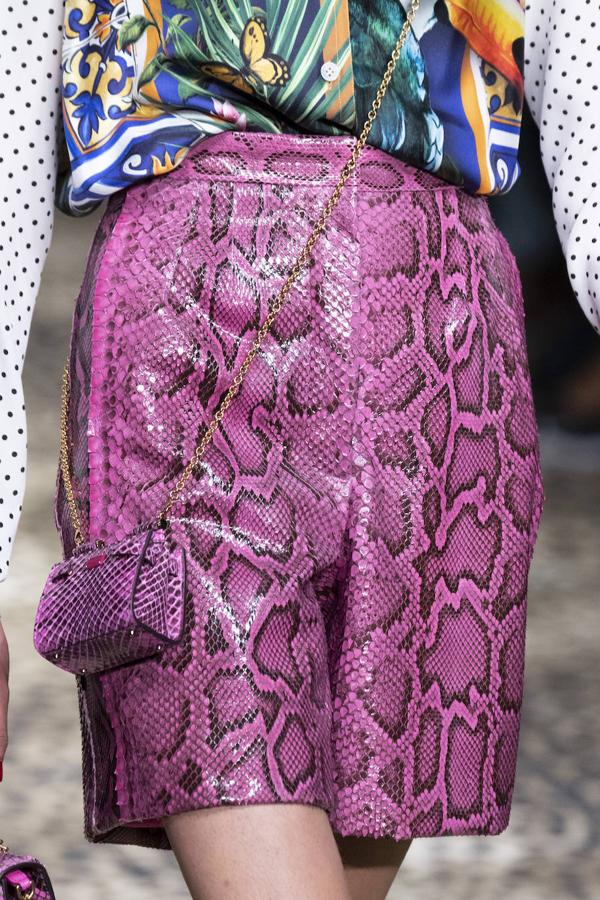 Salvaje fashionista. En piel de pitón teñida y con cremallera lateral, de Dolce & Gabbana.