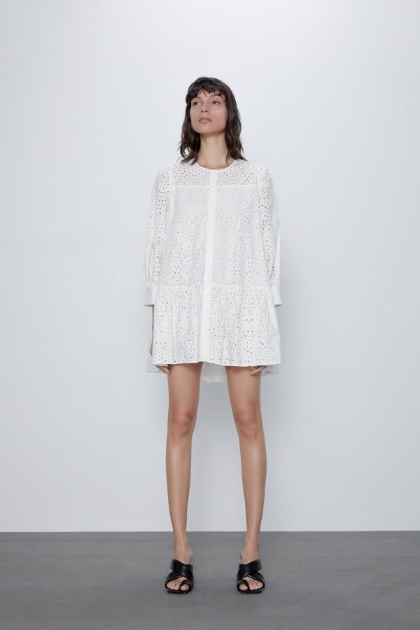 De manga francesa, corte camisero y lleno de calados, este vestido mini en color blanco es de Zara (39,95 euros).