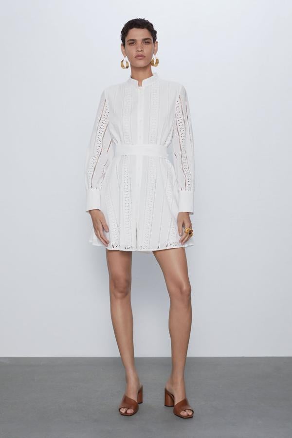 Este vestido mini blanco de Zara se puede secir que es una versión moderna del camisero, pero con cuello mao y franja ajustada a la cintura que estiliza la silueta. Sus calados son irresistibles (39,95 euros).