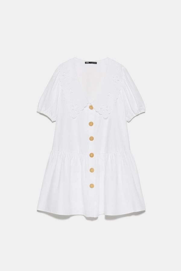 Vestido mini con cuello bebé y botones dorados, de Zara 29,95 euros).