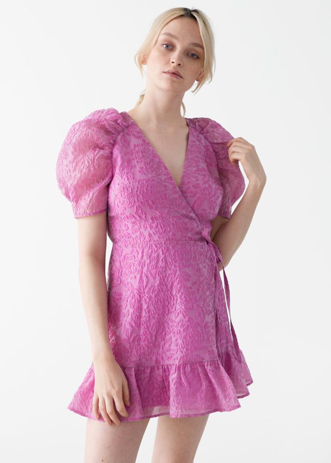 Este vestido mini es especial. Por su tejido brocado, su color y su patrón de volantes y volumen en las mangas. Te puede servir hasta para un look de invitada. Es de & Other Stories (99 euros).
