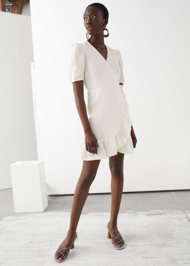 Vestido blanco de lino, de corte cruzado con volante, de & Other Stories (89 euros).